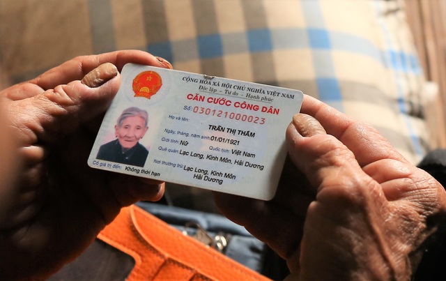 Hà Nội: Sống tròn một thế kỷ, cụ bà vẫn mưu sinh dưới nắng nóng 35 độ C - 2 Hà Nội: Sống tròn một thế kỷ, cụ bà vẫn mưu sinh dưới nắng nóng 35 độ C - 2