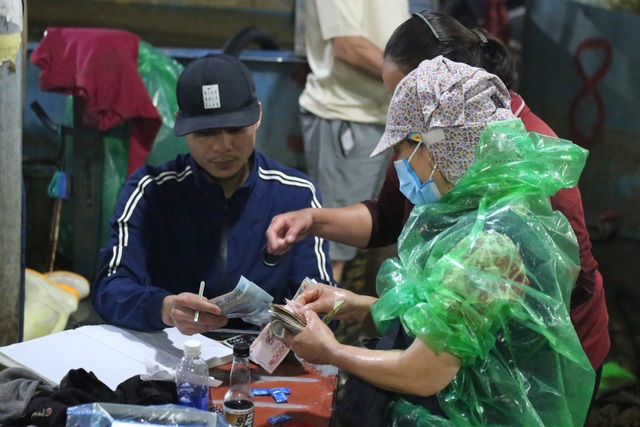 Trắng đêm ngày nghỉ lễ cùng người làm nghề sờ cá - 8 Trắng đêm ngày nghỉ lễ cùng người làm nghề sờ cá - 8
