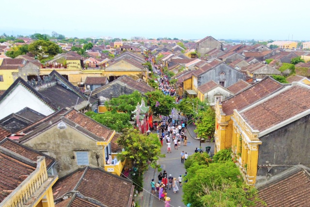 Liên tục nhắc nhở, nhiều du khách ở Hội An vẫn không mang khẩu trang - 1 Liên tục nhắc nhở, nhiều du khách ở Hội An vẫn không mang khẩu trang - 1