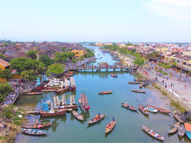 Liên tục nhắc nhở, nhiều du khách ở Hội An vẫn không mang khẩu trang - 7 Liên tục nhắc nhở, nhiều du khách ở Hội An vẫn không mang khẩu trang - 7