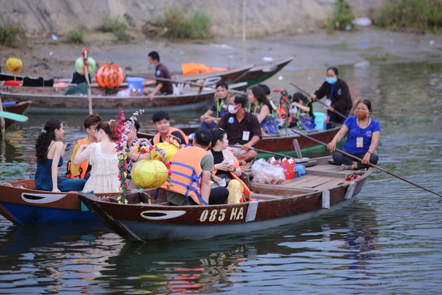 Liên tục nhắc nhở, nhiều du khách ở Hội An vẫn không mang khẩu trang - 8 Liên tục nhắc nhở, nhiều du khách ở Hội An vẫn không mang khẩu trang - 8