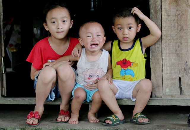 Ba đứa trẻ cầu xin sự sống cho cha được bạn đọc giúp đỡ hơn 100 triệu đồng - 4 Ba đứa trẻ cầu xin sự sống cho cha được bạn đọc giúp đỡ hơn 100 triệu đồng - 4