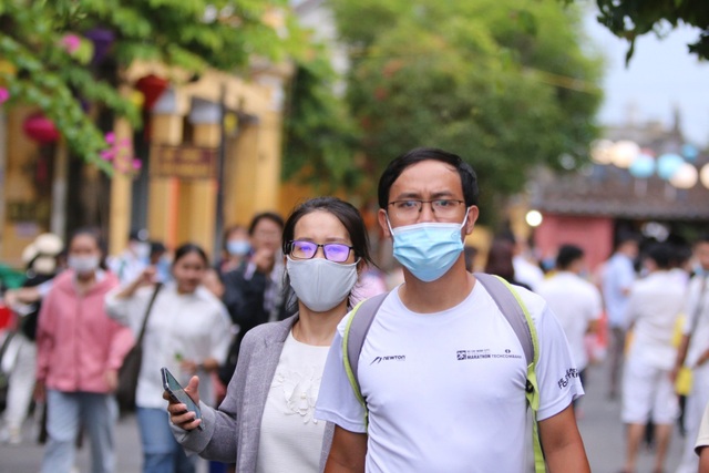 Liên tục nhắc nhở, nhiều du khách ở Hội An vẫn không mang khẩu trang - 4 Liên tục nhắc nhở, nhiều du khách ở Hội An vẫn không mang khẩu trang - 4