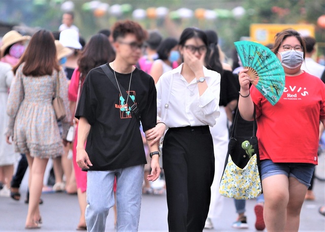 Liên tục nhắc nhở, nhiều du khách ở Hội An vẫn không mang khẩu trang - 5 Liên tục nhắc nhở, nhiều du khách ở Hội An vẫn không mang khẩu trang - 5