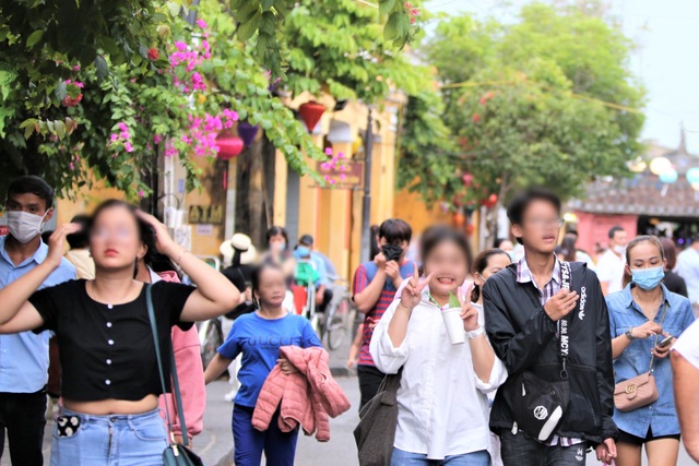 Liên tục nhắc nhở, nhiều du khách ở Hội An vẫn không mang khẩu trang - 6 Liên tục nhắc nhở, nhiều du khách ở Hội An vẫn không mang khẩu trang - 6