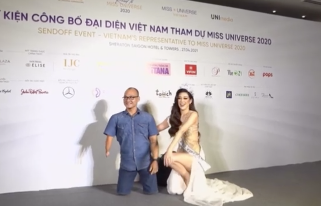 Hoa hậu Việt quỳ gối chụp ảnh với người khuyết tật gây xúc động - 1 Hoa hậu Việt quỳ gối chụp ảnh với người khuyết tật gây xúc động - 1