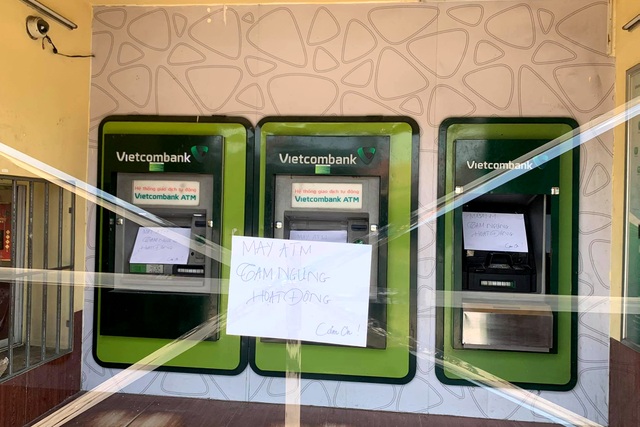 Hàng loạt trụ ATM ở Bình Dương bị một thanh niên đập phá - 1