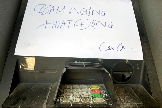 Hàng loạt trụ ATM ở Bình Dương bị một thanh niên đập phá - 2