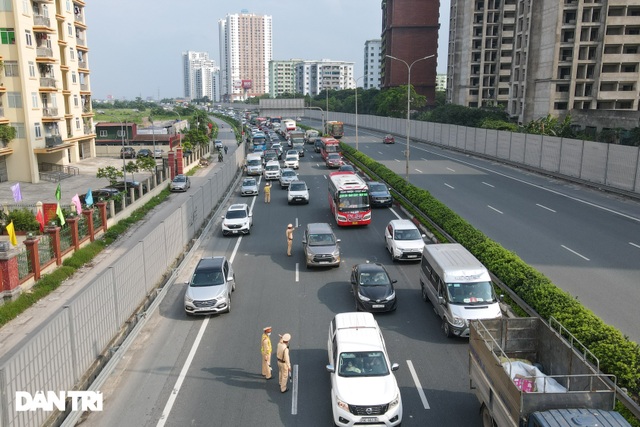 Hàng vạn người nườm nượp đổ về Thủ đô khi chưa hết kỳ nghỉ lễ - 4 Hàng vạn người nườm nượp đổ về Thủ đô khi chưa hết kỳ nghỉ lễ - 4