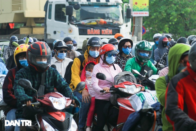 Hàng vạn người nườm nượp đổ về Thủ đô khi chưa hết kỳ nghỉ lễ - 12 Hàng vạn người nườm nượp đổ về Thủ đô khi chưa hết kỳ nghỉ lễ - 12