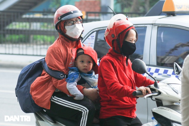 Hàng vạn người nườm nượp đổ về Thủ đô khi chưa hết kỳ nghỉ lễ - 11 Hàng vạn người nườm nượp đổ về Thủ đô khi chưa hết kỳ nghỉ lễ - 11