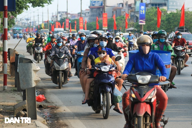 Hàng vạn người nườm nượp đổ về Thủ đô khi chưa hết kỳ nghỉ lễ - 10 Hàng vạn người nườm nượp đổ về Thủ đô khi chưa hết kỳ nghỉ lễ - 10