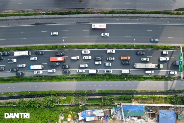 Hàng vạn người nườm nượp đổ về Thủ đô khi chưa hết kỳ nghỉ lễ - 3 Hàng vạn người nườm nượp đổ về Thủ đô khi chưa hết kỳ nghỉ lễ - 3