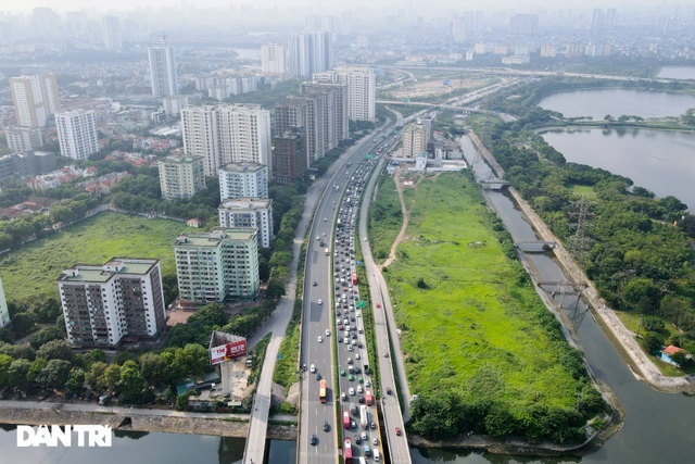 Hàng vạn người nườm nượp đổ về Thủ đô khi chưa hết kỳ nghỉ lễ - 1 Hàng vạn người nườm nượp đổ về Thủ đô khi chưa hết kỳ nghỉ lễ - 1