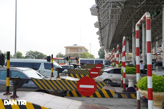 Hàng vạn người nườm nượp đổ về Thủ đô khi chưa hết kỳ nghỉ lễ - 6 Hàng vạn người nườm nượp đổ về Thủ đô khi chưa hết kỳ nghỉ lễ - 6