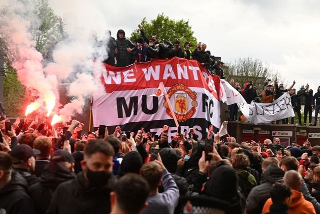 Người hâm mộ làm loạn, trận Man Utd gặp Liverpool bị hủy - 1 Người hâm mộ làm loạn, trận Man Utd gặp Liverpool bị hủy - 1