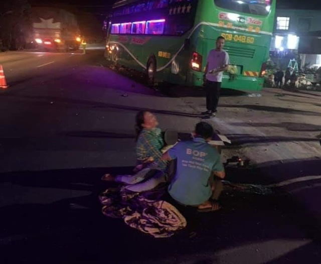 Người thân gào khóc bên thi thể bé trai 12 tuổi tử nạn trên đường - 1 Người thân gào khóc bên thi thể bé trai 12 tuổi tử nạn trên đường - 1