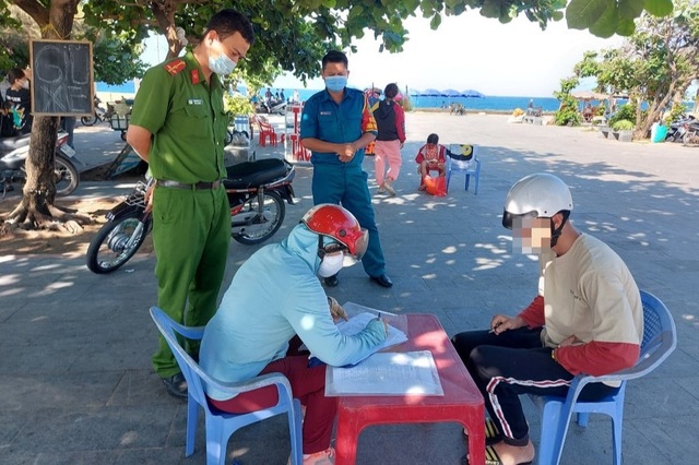 Hàng loạt trường hợp ra đường không đeo khẩu trang bị phạt 1 - 3 triệu đồng - 1 Hàng loạt trường hợp ra đường không đeo khẩu trang bị phạt 1 - 3 triệu đồng - 1