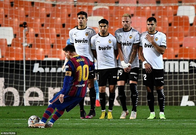 Messi rực sáng, Barcelona hạ Valencia và tiếp tục nuôi mộng vô địch - 5 Messi rực sáng, Barcelona hạ Valencia và tiếp tục nuôi mộng vô địch - 5