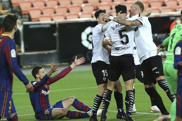 Messi rực sáng, Barcelona hạ Valencia và tiếp tục nuôi mộng vô địch - 2 Messi rực sáng, Barcelona hạ Valencia và tiếp tục nuôi mộng vô địch - 2