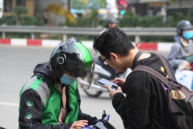 Ngày nghỉ lễ cuối cùng: Xe ôm công nghệ kiếm tiền triệu nhưng lo Covid-19 - 3 Ngày nghỉ lễ cuối cùng: Xe ôm công nghệ kiếm tiền triệu nhưng lo Covid-19 - 3