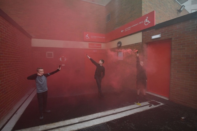 Người hâm mộ làm loạn, trận Man Utd gặp Liverpool bị hủy - 7 Người hâm mộ làm loạn, trận Man Utd gặp Liverpool bị hủy - 7