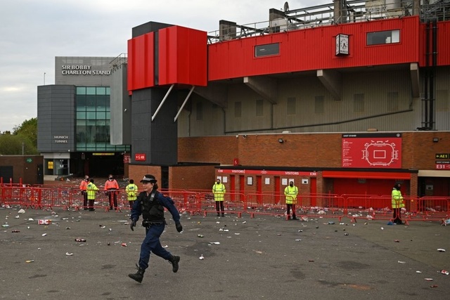 Người hâm mộ làm loạn, trận Man Utd gặp Liverpool bị hủy - 14 Người hâm mộ làm loạn, trận Man Utd gặp Liverpool bị hủy - 14