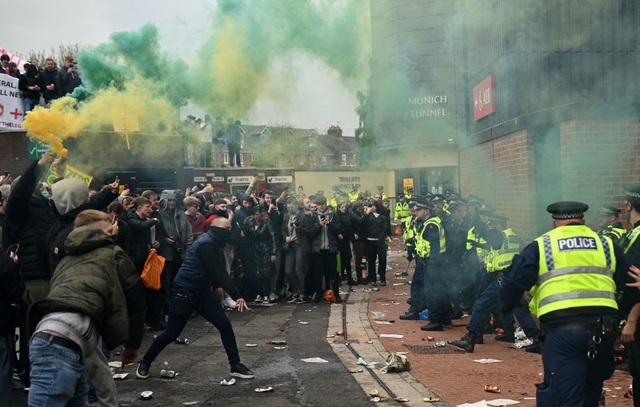 Người hâm mộ làm loạn, trận Man Utd gặp Liverpool bị hủy - 13 Người hâm mộ làm loạn, trận Man Utd gặp Liverpool bị hủy - 13