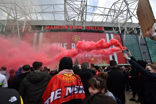 Người hâm mộ làm loạn, trận Man Utd gặp Liverpool bị hủy - 3