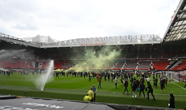 Người hâm mộ làm loạn, trận Man Utd gặp Liverpool bị hủy - 8 Người hâm mộ làm loạn, trận Man Utd gặp Liverpool bị hủy - 8