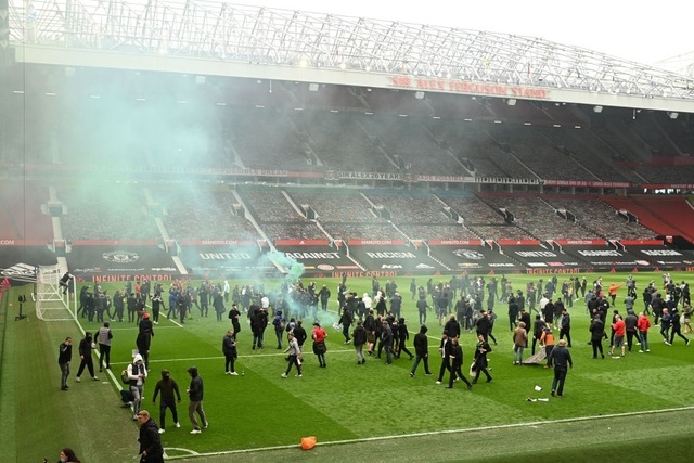 Người hâm mộ làm loạn, trận Man Utd gặp Liverpool bị hủy - 9 Người hâm mộ làm loạn, trận Man Utd gặp Liverpool bị hủy - 9