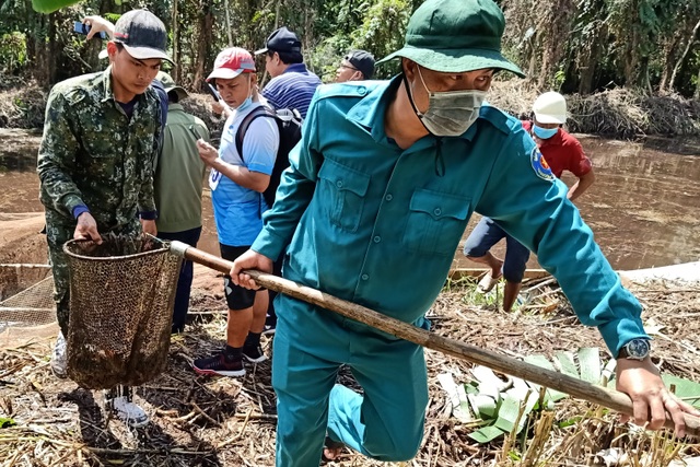 Xem người dân miền Tây bắt cả trăm ký cá đầy sáng tạo - 8