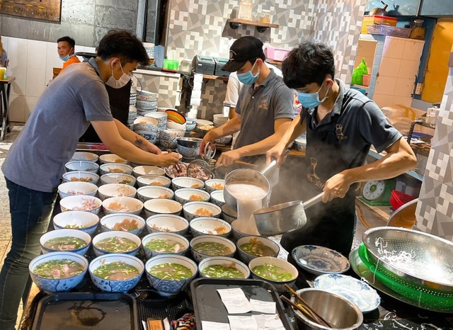 Phu Quoc noodle shop owner reveals a strange name and secret to selling 200 bowls / hour - 2