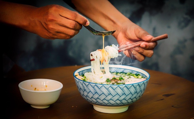 Phu Quoc noodle shop owner reveals a strange name and secret to selling 200 bowls / hour - 5