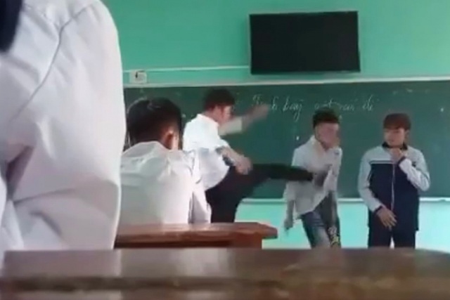 Gia đình không kiện vụ thầy giáo đánh học sinh dã man vì thầy còn quá trẻ - 1 Gia đình không kiện vụ thầy giáo đánh học sinh dã man vì thầy còn quá trẻ - 1