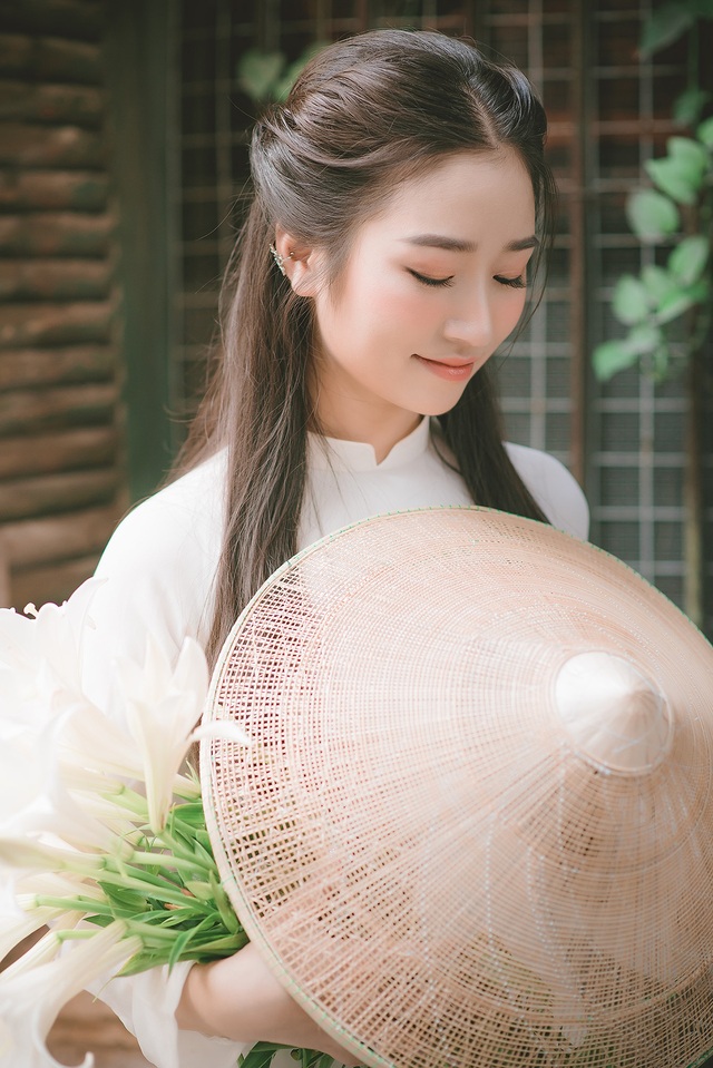 Thiếu nữ ghi điểm với vẻ đẹp mộc mạc bên hoa loa kèn - 6 Thiếu nữ ghi điểm với vẻ đẹp mộc mạc bên hoa loa kèn - 6
