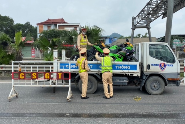 Chặn, dừng dàn mô tô phân khối lớn gầm rú trên cao tốc - 3 Chặn, dừng dàn mô tô phân khối lớn gầm rú trên cao tốc - 3
