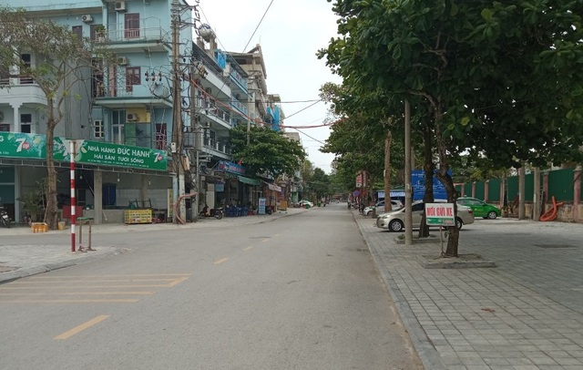 Biển Sầm Sơn vắng lặng, hàng loạt người bị xử phạt vì không đeo khẩu trang - 6 Biển Sầm Sơn vắng lặng, hàng loạt người bị xử phạt vì không đeo khẩu trang - 6