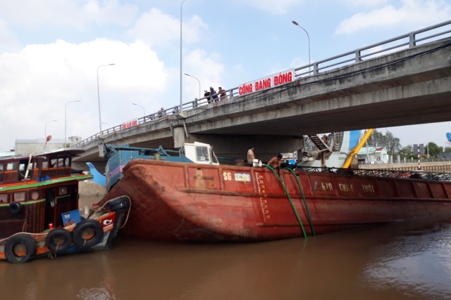 Sà lan hàng trăm tấn bị chìm khi cố chui qua cống chống ngập - 1