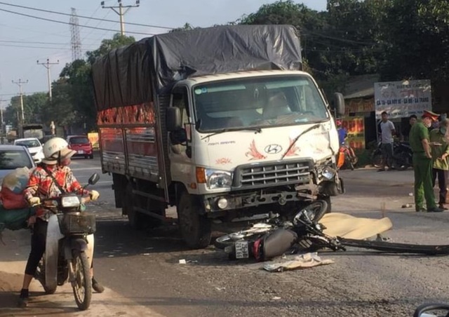 Va chạm với xe tải, 2 thanh niên đi xe máy tử vong tại chỗ - 1 Va chạm với xe tải, 2 thanh niên đi xe máy tử vong tại chỗ - 1