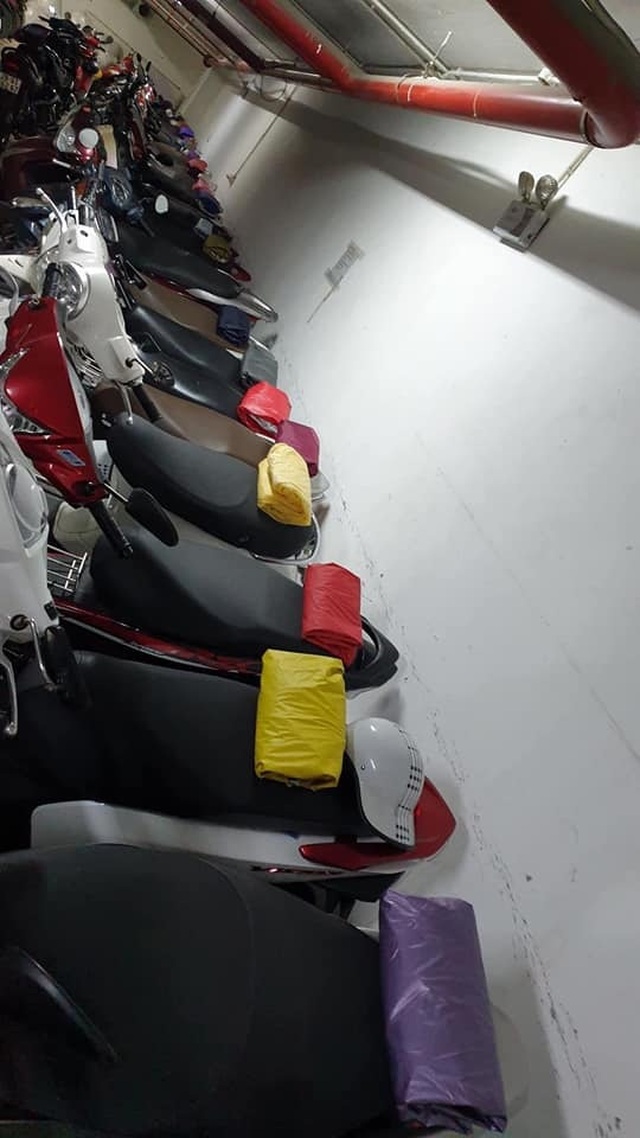 Chuyện về bác bảo vệ gấp áo mưa gọn gàng cho cả hầm chung cư - 4 Chuyện về bác bảo vệ gấp áo mưa gọn gàng cho cả hầm chung cư - 4