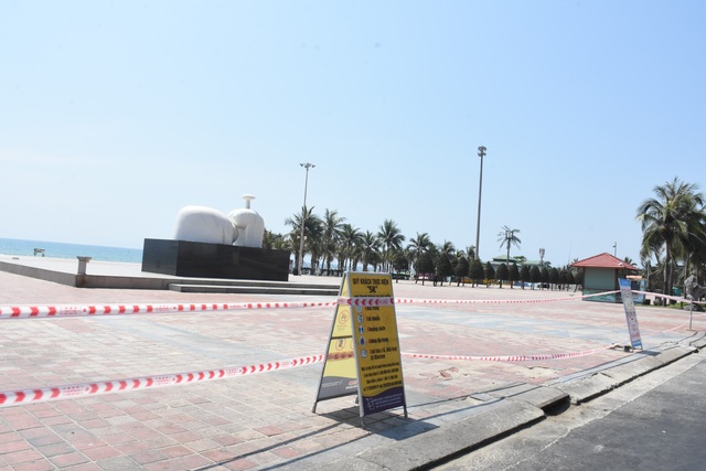 Bãi biển Đà Nẵng vắng người sau lệnh cấm - 1 Bãi biển Đà Nẵng vắng người sau lệnh cấm - 1