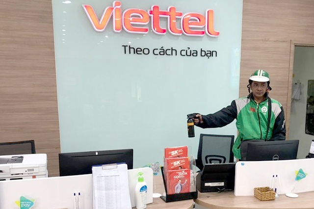 Cướp 300 triệu đồng ở cửa hàng Viettel, chạy ra tới cửa thì bị bắt - 1