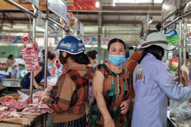 Bãi biển Đà Nẵng vắng người sau lệnh cấm - 7 Bãi biển Đà Nẵng vắng người sau lệnh cấm - 7