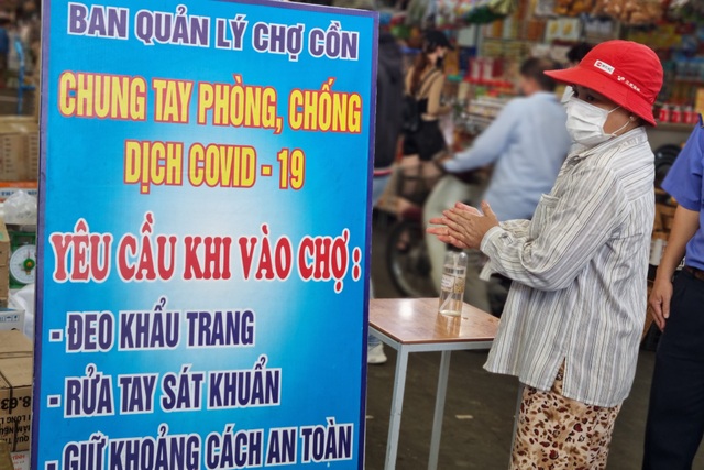 Bãi biển Đà Nẵng vắng người sau lệnh cấm - 8 Bãi biển Đà Nẵng vắng người sau lệnh cấm - 8