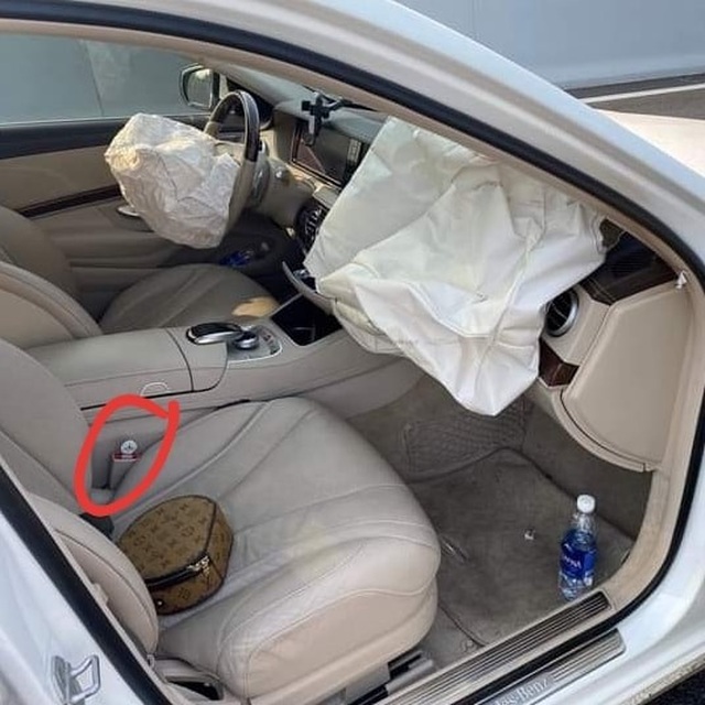 Chiếc Mercedes bung túi khí và chi tiết nhỏ trên xe gây nhiều tranh cãi - 1 Chiếc Mercedes bung túi khí và chi tiết nhỏ trên xe gây nhiều tranh cãi - 1