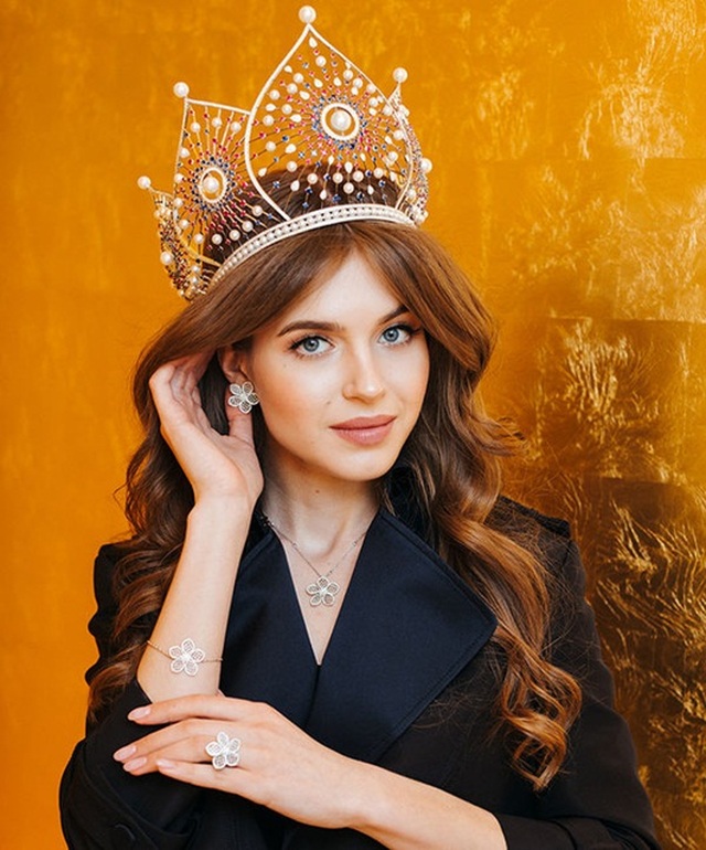 Hoa hậu Nga bị ném đá vì chê đối thủ xấu