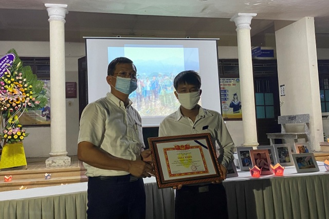 Nghẹn ngào lễ tưởng niệm nam sinh xả thân cứu 3 bạn nữ đuối nước - 6 Nghẹn ngào lễ tưởng niệm nam sinh xả thân cứu 3 bạn nữ đuối nước - 6
