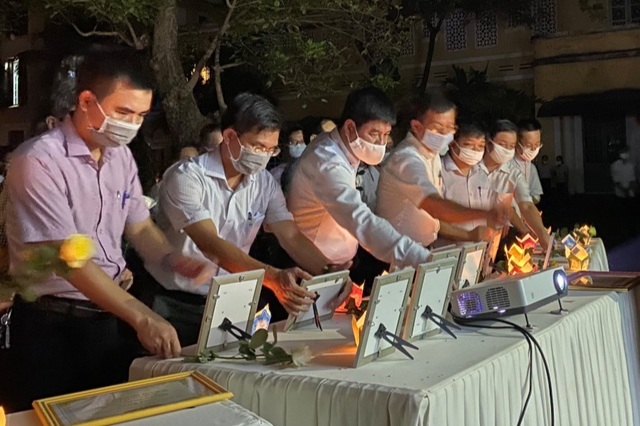 Nghẹn ngào lễ tưởng niệm nam sinh xả thân cứu 3 bạn nữ đuối nước - 7 Nghẹn ngào lễ tưởng niệm nam sinh xả thân cứu 3 bạn nữ đuối nước - 7
