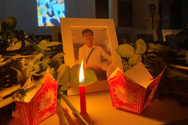 Nghẹn ngào lễ tưởng niệm nam sinh xả thân cứu 3 bạn nữ đuối nước - 10 Nghẹn ngào lễ tưởng niệm nam sinh xả thân cứu 3 bạn nữ đuối nước - 10
